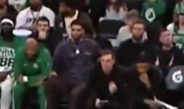 华体会官网APP-医学奇迹！普理查德惨遭骑扣 塔图姆被迫膝跳反应😂