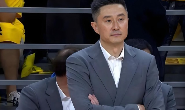 华体会官网入口-温馨！杜锋亲自给19岁小将开小灶，希望他给徐杰分担压力