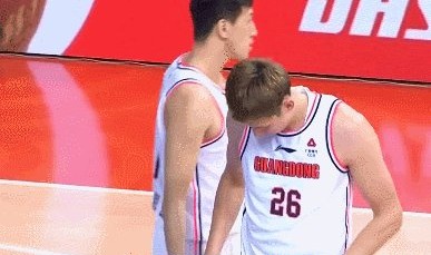 “换周琦”响彻福建主场 广东男篮代罚球操作引争议