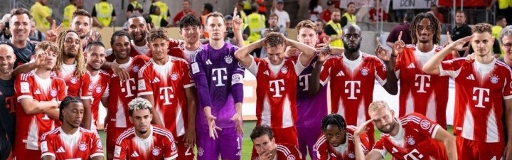 拜仁德超杯夺冠后再摆群像Pose！这场景会让你想起谁？