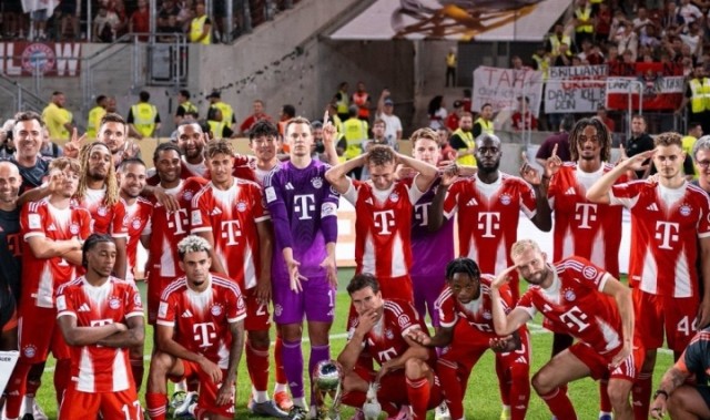 拜仁德超杯夺冠后再摆群像Pose！这场景会让你想起谁？