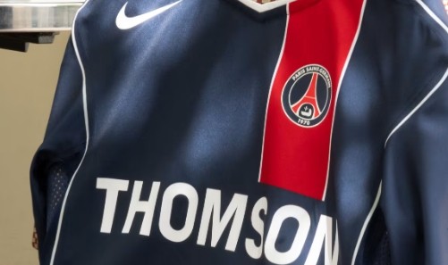 致敬2004-05赛季，巴黎圣日耳曼发布T90经典复刻球衣