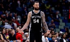 板凳发力！马刺替补合计贡献47分 韦斯利15分&amp;布兰纳姆13分